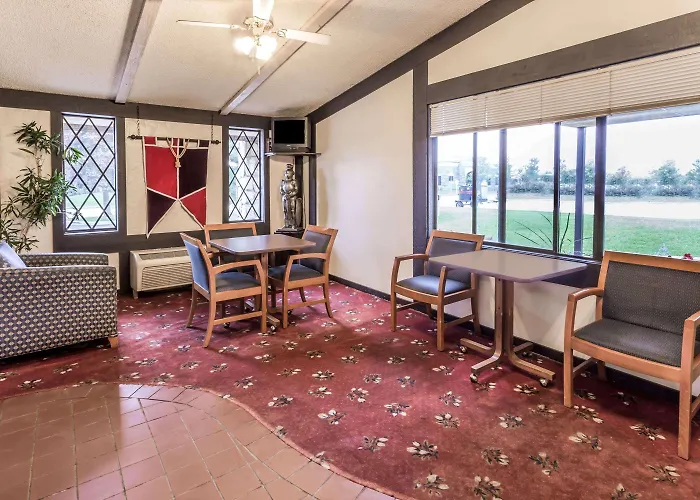 Hotel near College: Knights Inn Racine