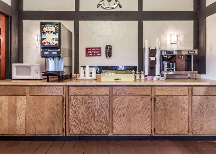 Hotel near College: Knights Inn Racine