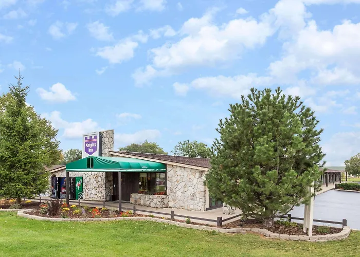 Hotel near College: Knights Inn Racine